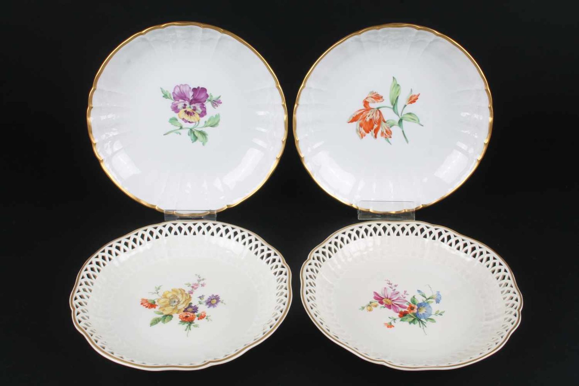 KPM Berlin - Porzellan Konvolut, porcelain lot,9-teiliges Porzellankonvolut, Blumen und Goldrand, - Bild 2 aus 5