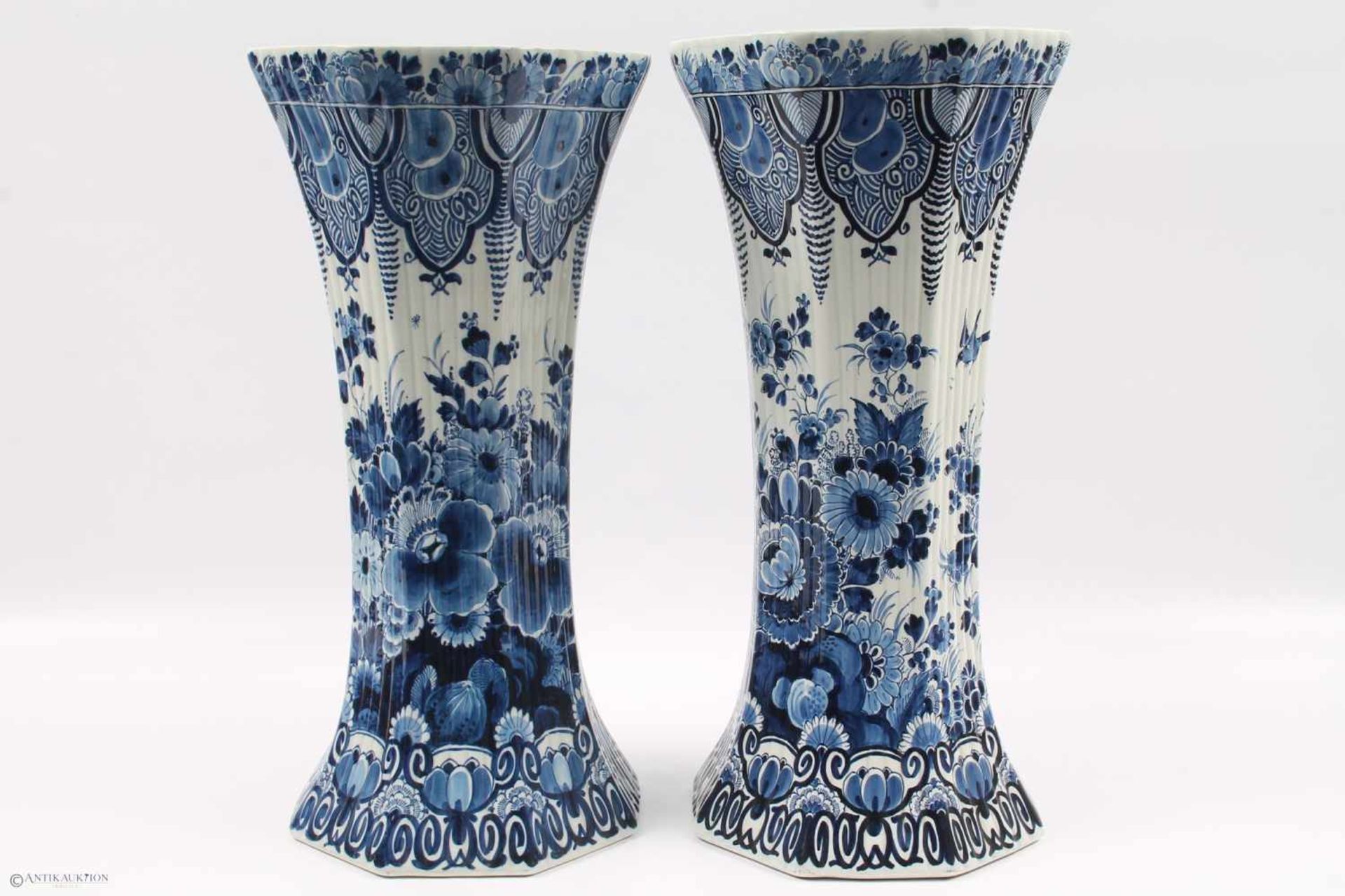 Paar große Delft Vasen, De Porceleyne Fles, Pair of large Delft vases,Fayence, Niederlande, gerippte - Image 3 of 5