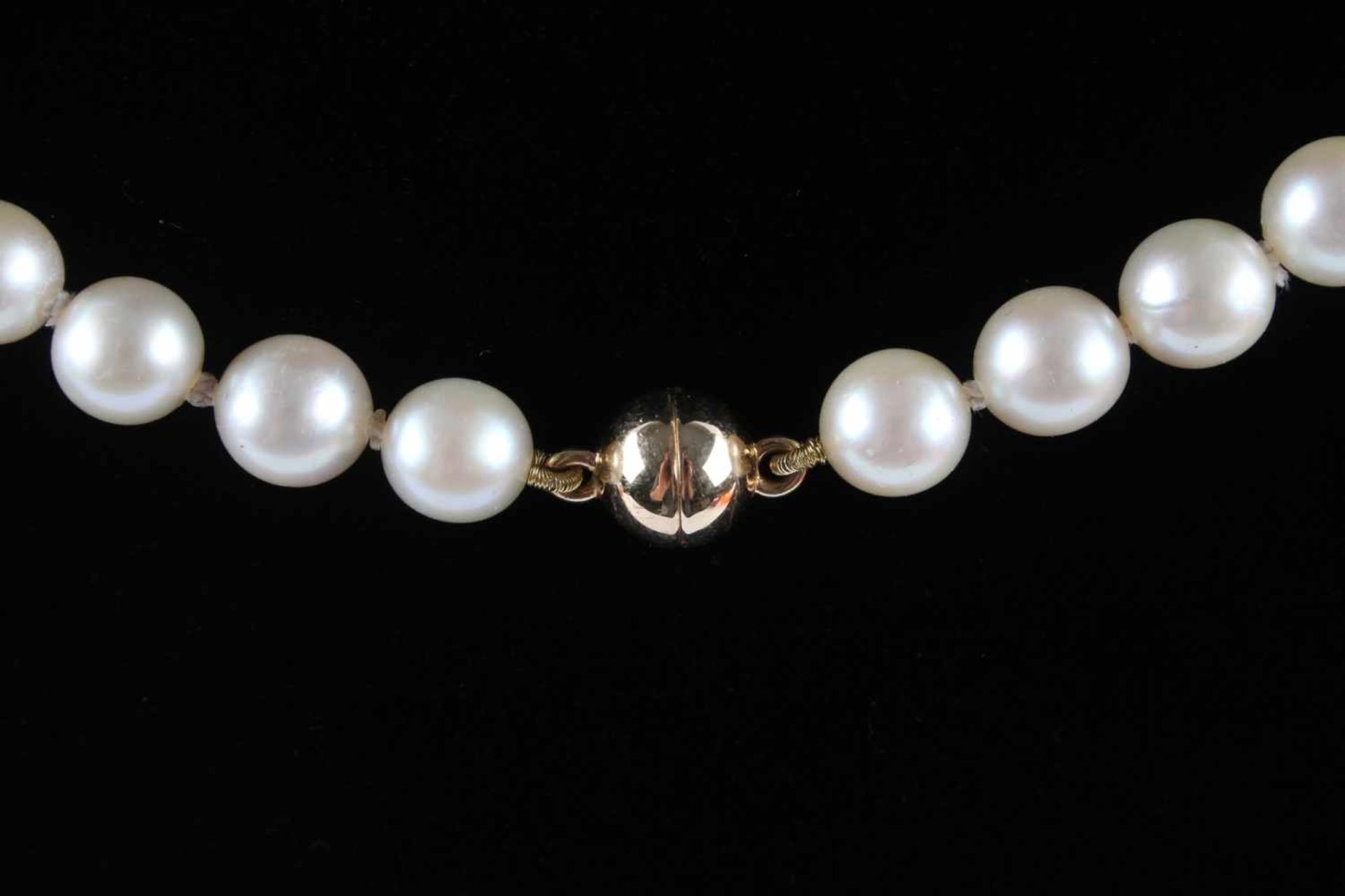 Perlenkette mit 585 Gold Kugelverschluss, Firma Langer, pearl necklace gold ball lock, - Bild 2 aus 3