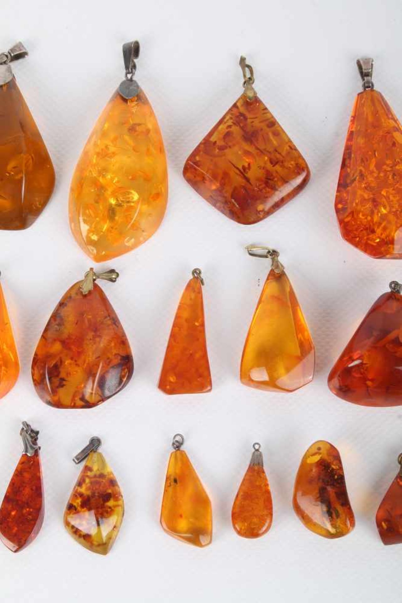 26 Bernstein Anhänger, teils mit Silber, 26 amber pendants, partly in silver, - Bild 3 aus 4