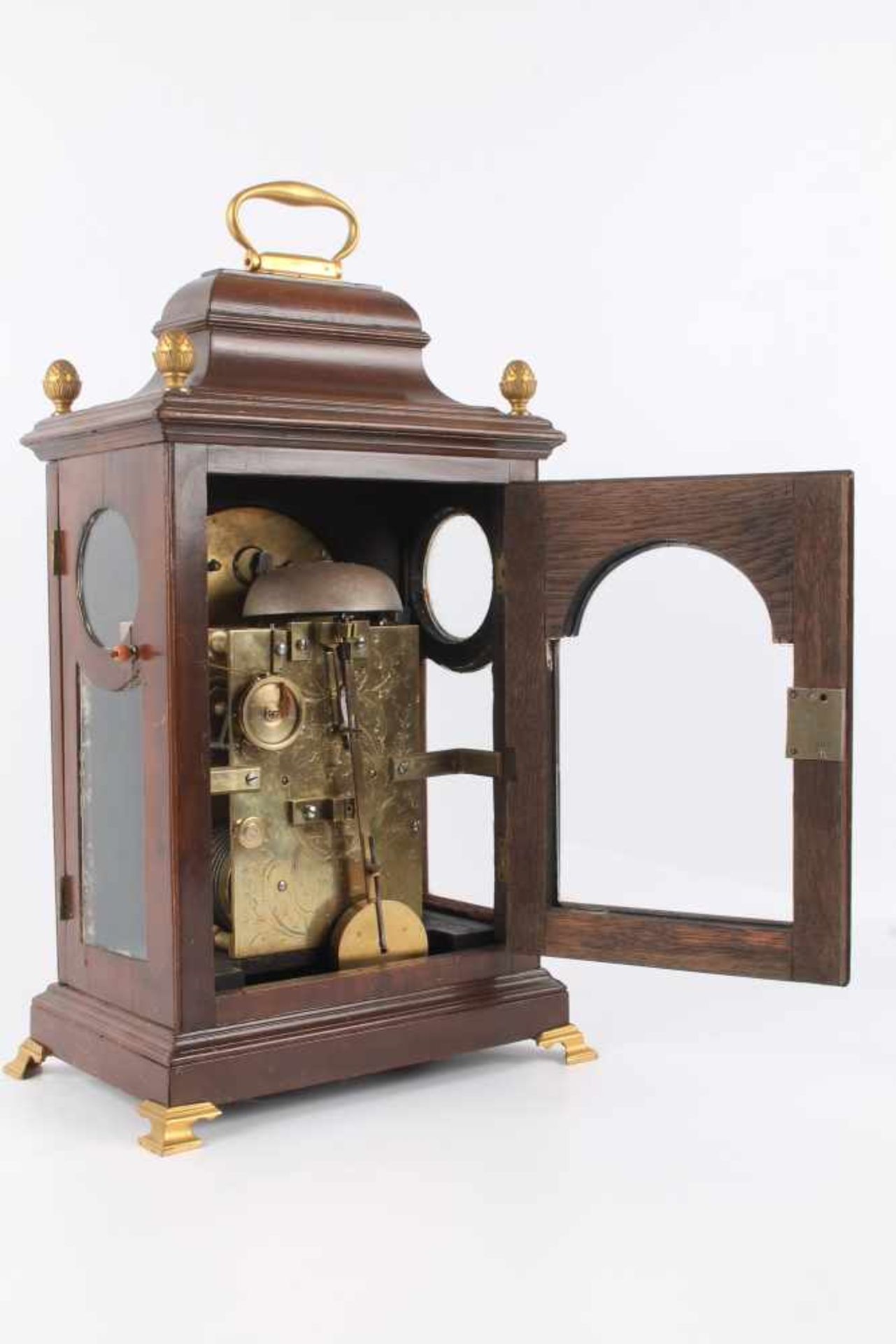 Stockuhr, London, bracket clock,Holzgehäuse m. Messingaplikken, verziertes Zifferblatt, bezeichnet - Image 4 of 6