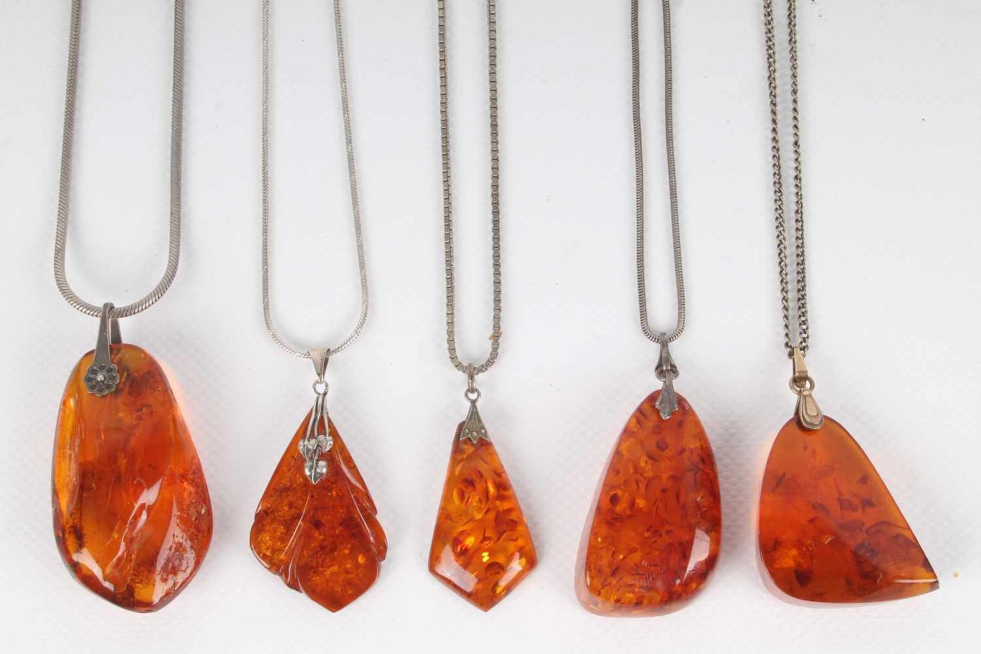 10 Bernsteinanhänger mit Silberketten, 10 amber pendants with silver chains, - Bild 3 aus 4