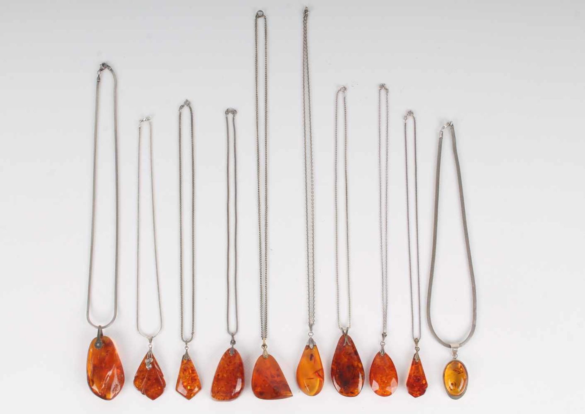 10 Bernsteinanhänger mit Silberketten, 10 amber pendants with silver chains, - Bild 2 aus 4