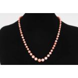 Lachsfarbene Korallenketten, salmon-colored coral necklaces,