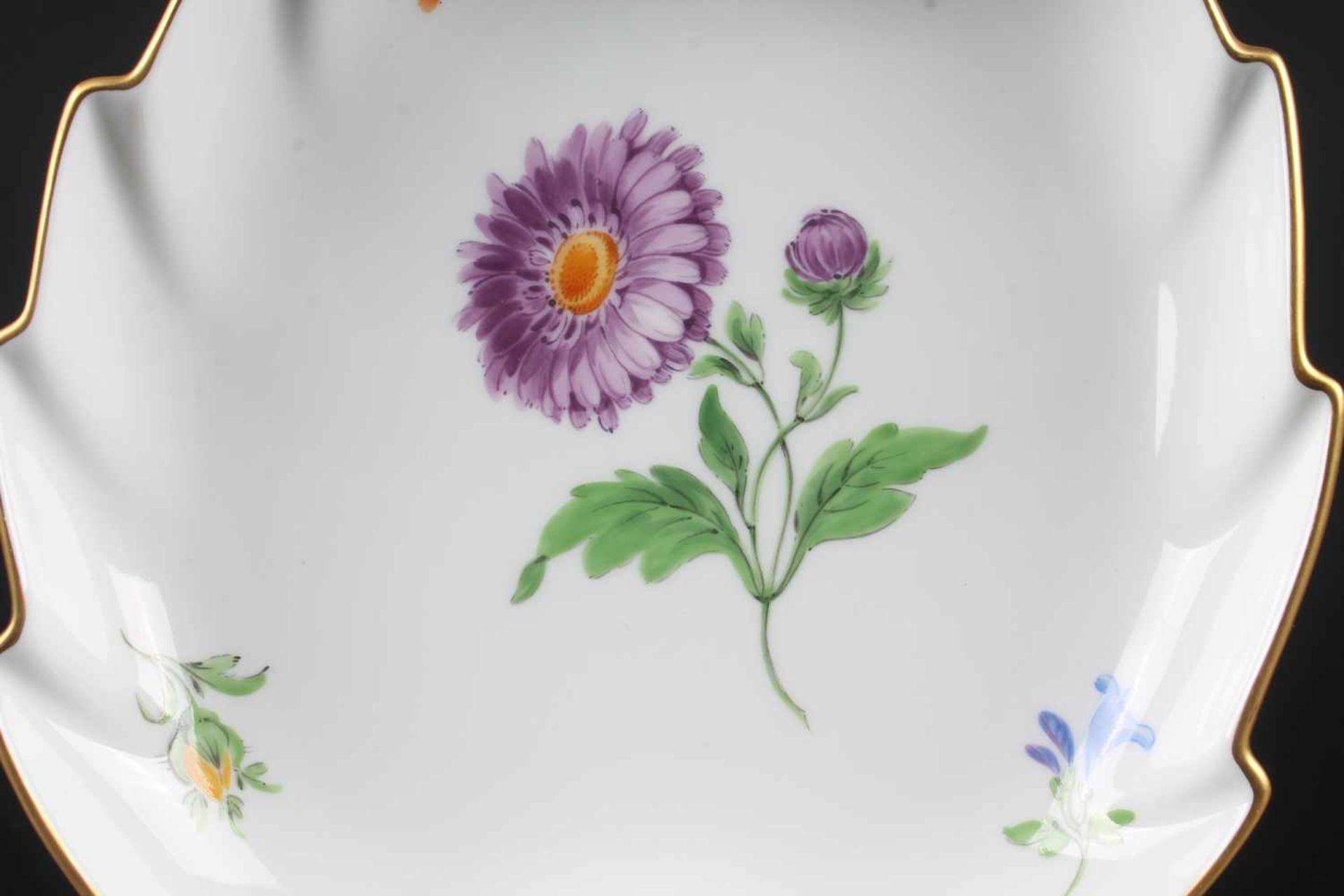 Meissen Blattschale, decorative bowl,Porzellan, unterglasur Schwertermarke 2. Wahl, Blumenmalerei - Bild 2 aus 4