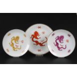 Meissen - 3 Drachen Wandteller, 3 dragon wall plates,Porzellan, Ming Drache in rot und gelb, blaue