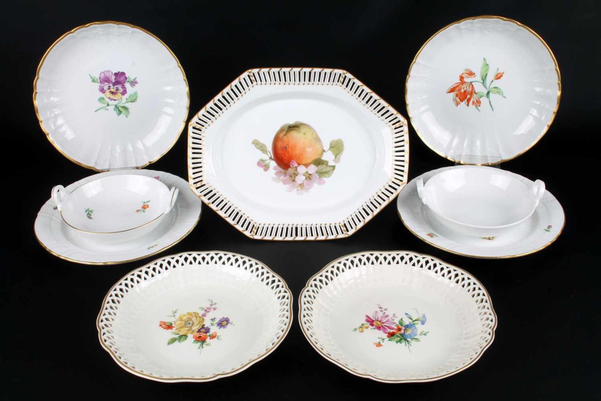 KPM Berlin - Porzellan Konvolut, porcelain lot,9-teiliges Porzellankonvolut, Blumen und Goldrand,