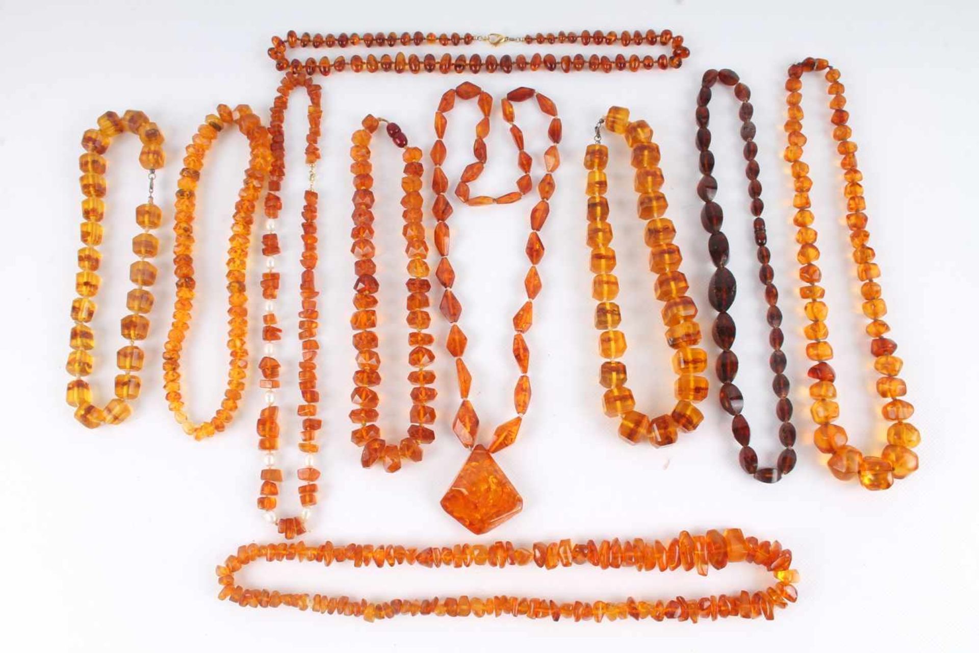 10 Bernsteinketten Amber, necklaces,