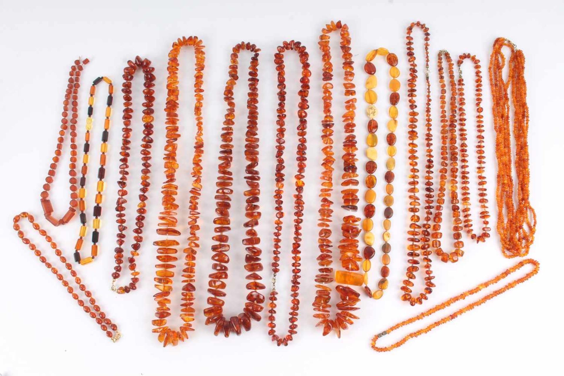 14 Bernsteinketten Amber, necklaces,