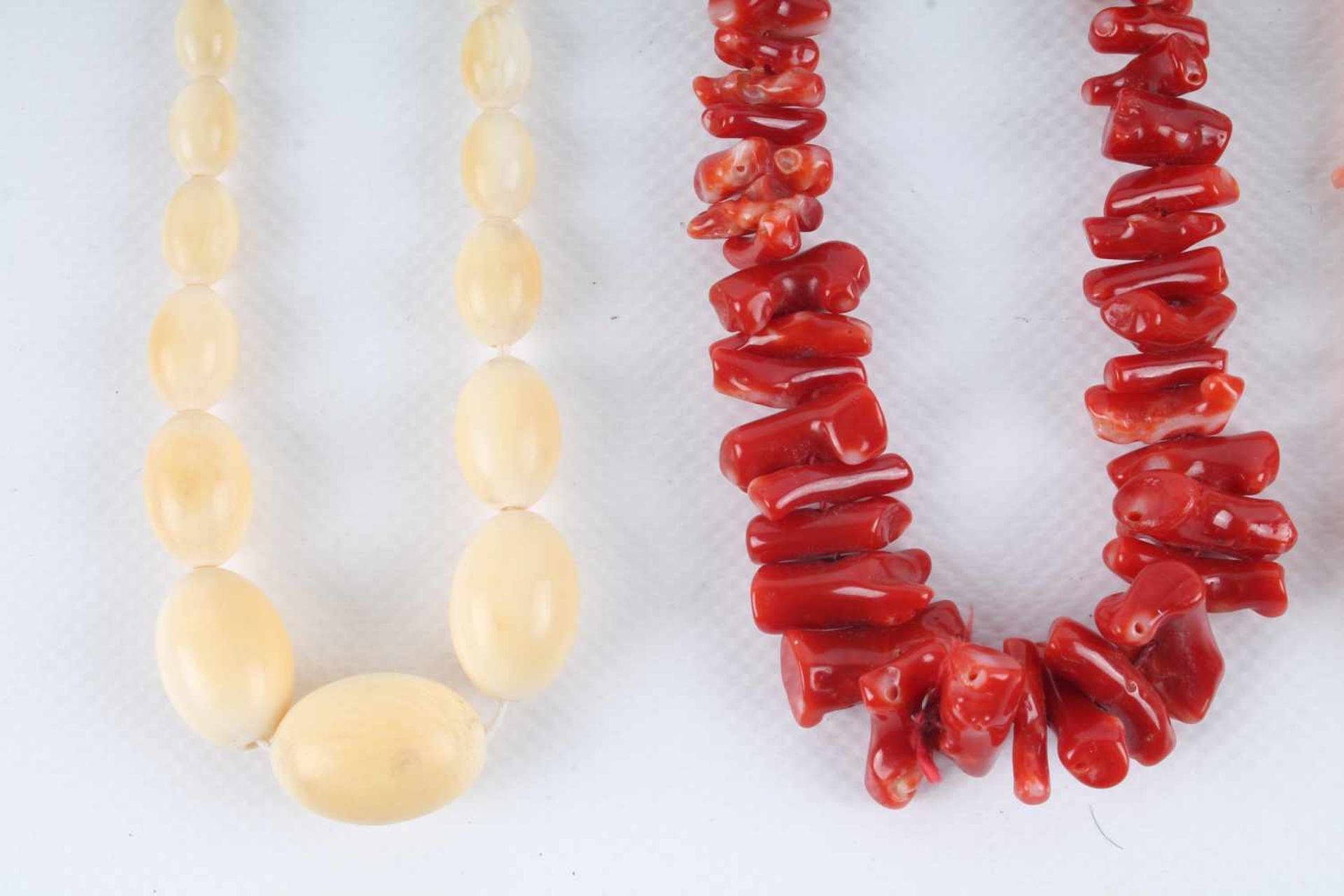Schmuck Lot mit Elfenbeinkette, Bernsteinkette und 2 Korallenketten, jewelry lot with ivory chain, - Bild 2 aus 3