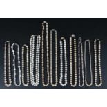 11 Perlenketten mit Silberverschluss, 11 pearl necklaces with silver clasp,