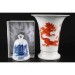 Meissen Vase Ming-Drache und Glocke, vase ming dragon and bell,Porzellan Trompetenvase roter Ming-