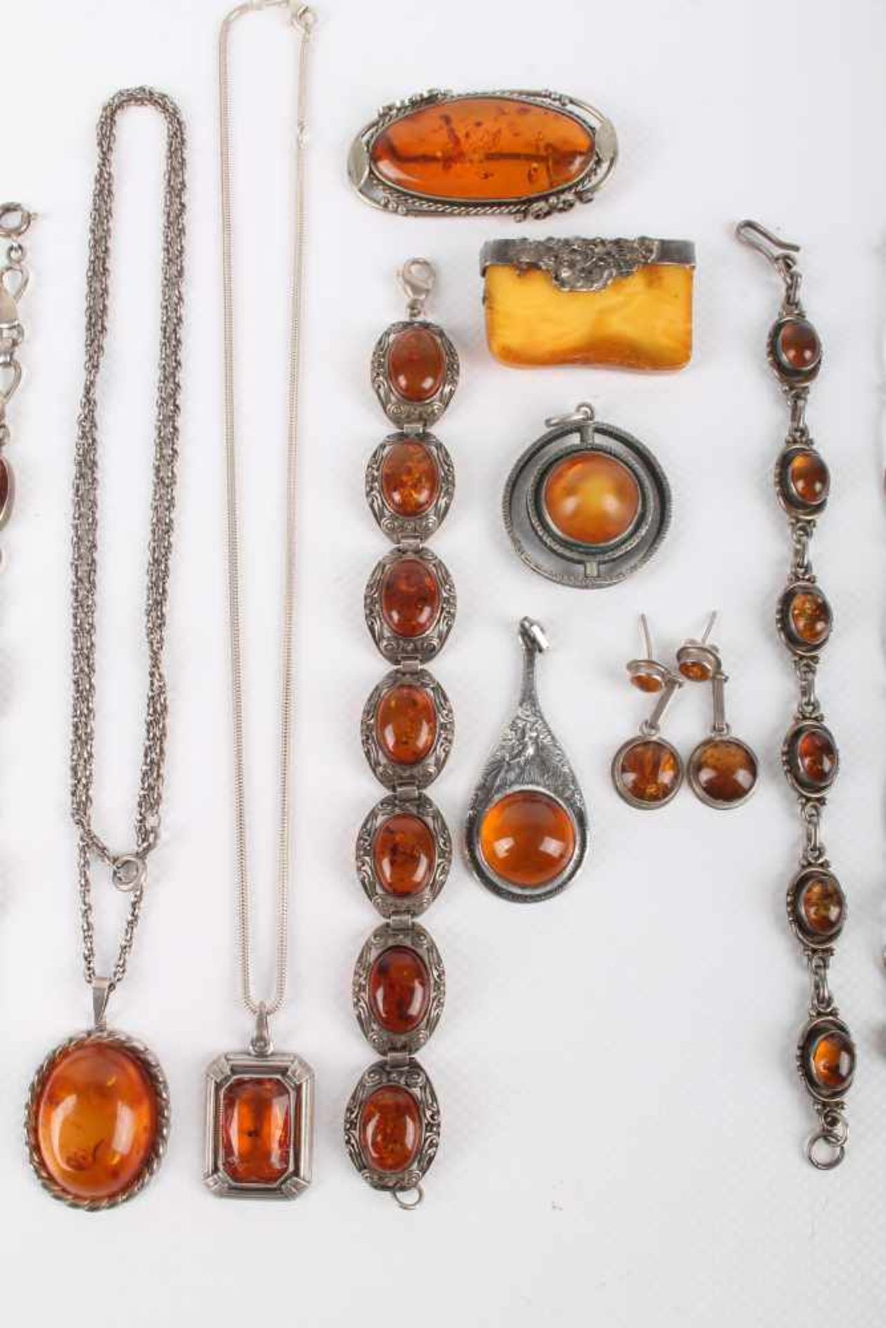 Bernstein Schmuckkonvolut, 17-teilig, teils antik, amber jewelry, partly antique, - Bild 3 aus 4
