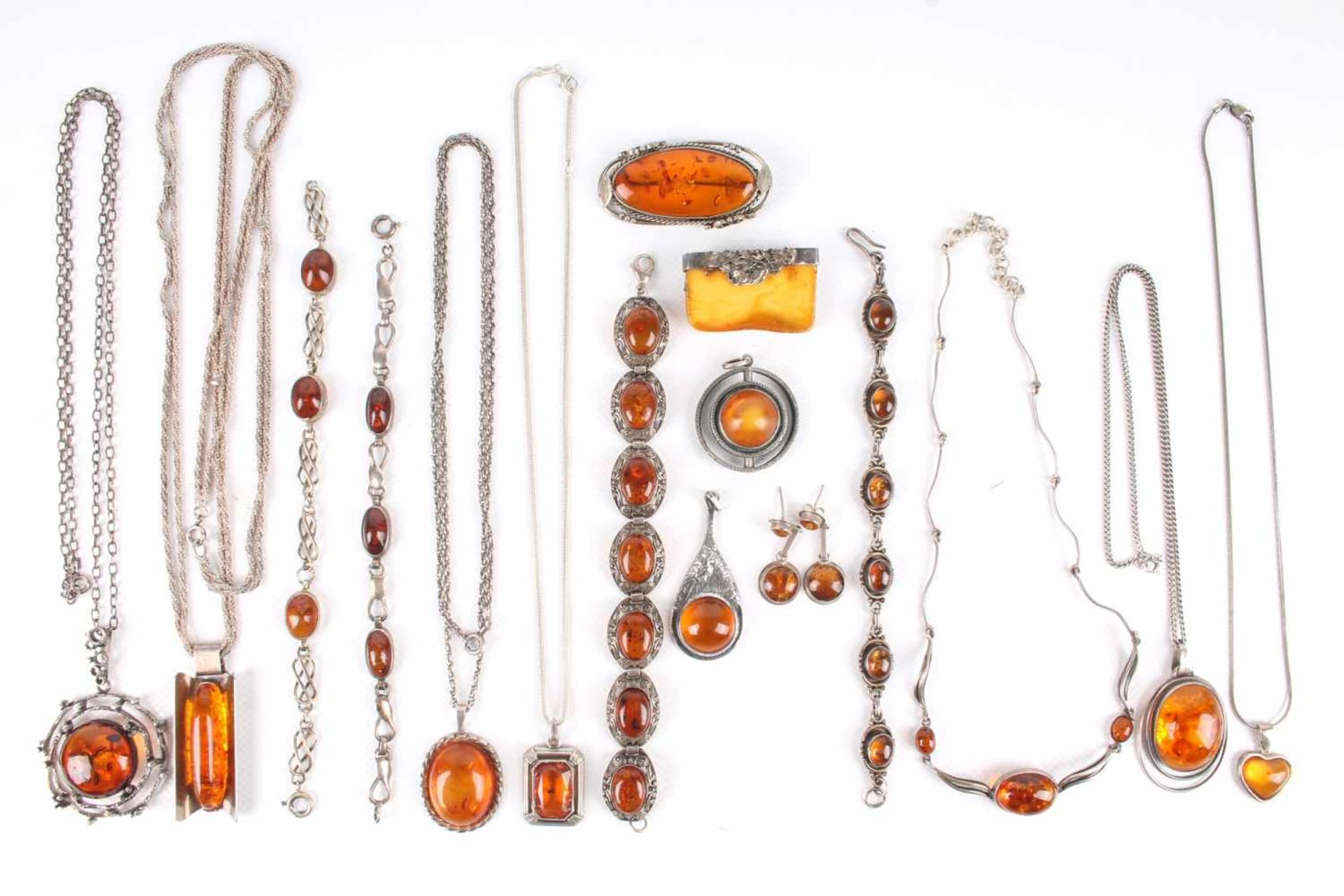 Bernstein Schmuckkonvolut, 17-teilig, teils antik, amber jewelry, partly antique,