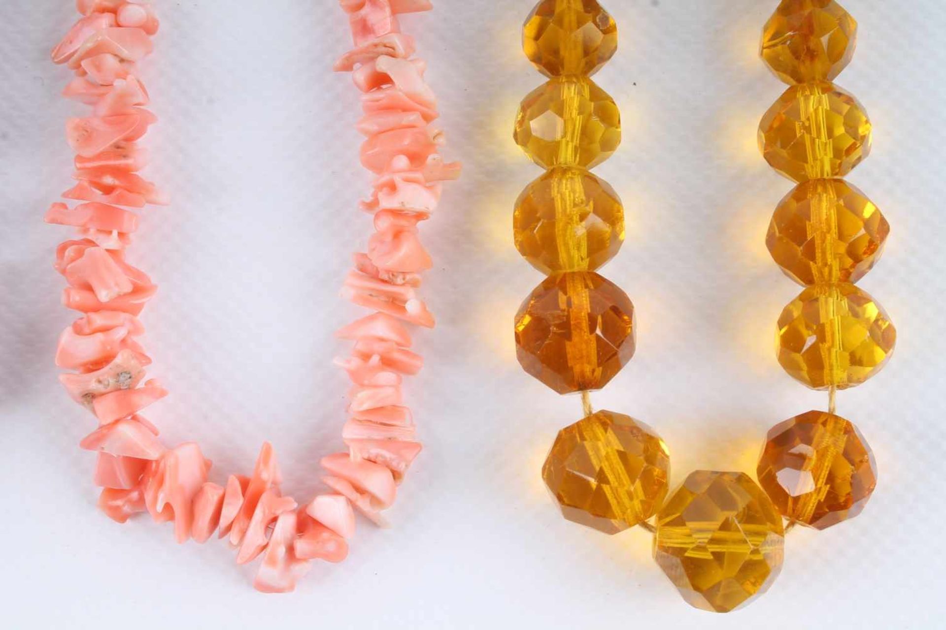 Schmuck Lot mit Elfenbeinkette, Bernsteinkette und 2 Korallenketten, jewelry lot with ivory chain, - Bild 3 aus 3
