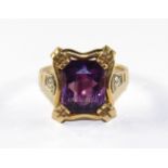 Amethyst-Brillantring,585 Gelbgold. Wohl um 1930. Ringkopf mit Amethyst (Stein mit min. Unreinh