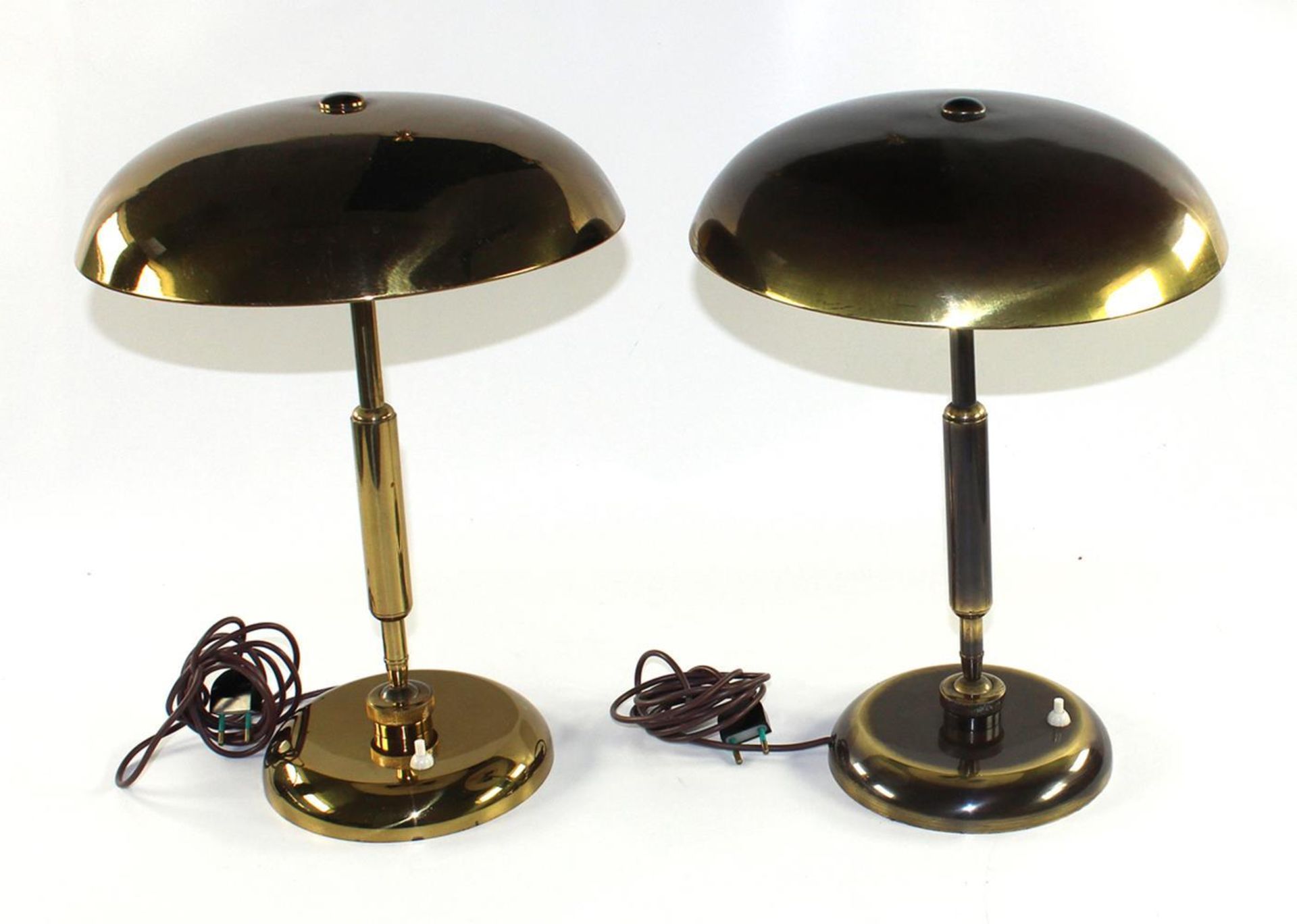 Paar Art Deco Messing Designlampen.Runder Schirm auf Scheibenfuß. Kippfunktion. Originalkabel m
