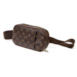 Louis Vuitton Umhängetasche'Pochette Gange'. Monogram Canvas Serie. Mit goldfarbener Hardware,