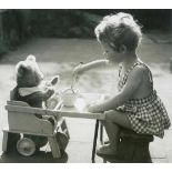 Kinderaufnahmen.10 Aufnahmen zum Thema Kinder. Silbergelatineabzüge ca. 1950er/60er Jahre. 17,8
