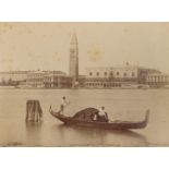 Ricordo di Venezia.(Deckeltit.). Album mit 24 mont. Orig.-Photographien. Venedig, P.Salviati (u