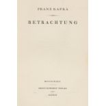 Kafka,F.Betrachtung. Lpz., Rowohlt 1913 (recte 1912). 4°. 4 Bl., 99 S. Obrosch. mit Deckel- u.