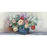 Jorel.(1.Hf. 20.Jh.). Vase mit Rosen und Flieder. Öl auf Hartfaserplatte. Um 1930. 48 x 98 cm.