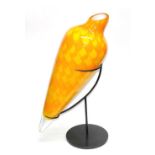 Art Glasvase.Große, tritonförmige Muschelvase in gelb, orange, innen weiß. Schottland wohl um 1