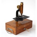 E.Leitz Reisemikroskopum 1906. Seriennr. 91578. Messing zaponiert u. schwarz lackierter Stahl.