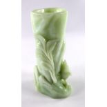 Jadevase.Schwere Vase 1540 Gramm, mit feinem Blattdekor u. plastisch geschnittenem Vogel. Wohl