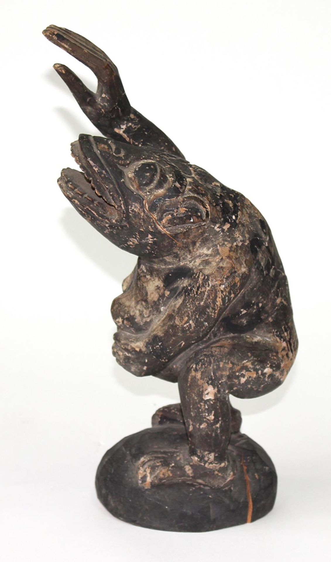 Holzschnitzerei, Kröte.Karikative Darstellung einer stehenden, trächtigen Kröte mit erhobenem - Bild 3 aus 3