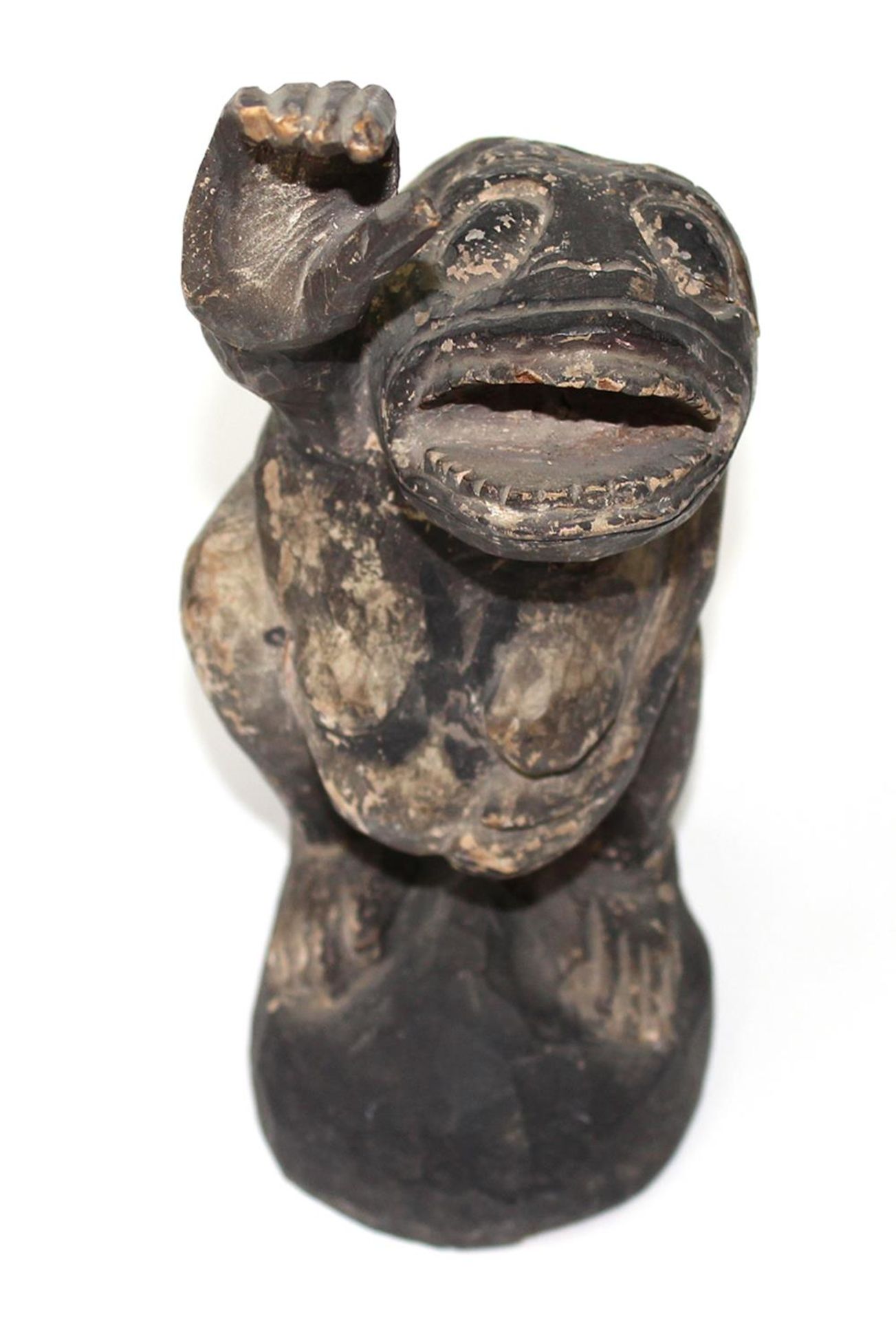 Holzschnitzerei, Kröte.Karikative Darstellung einer stehenden, trächtigen Kröte mit erhobenem - Bild 2 aus 3