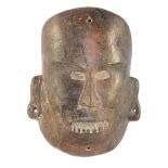 Maske Südamerika,wohl Mexico. Rötliche Tonscherben mit Resten von Farbfassung. Linke Seite mit