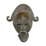 Bronze Miniaturmaske.Wohl um 1900. Fein patinierte Darst. eines Ahnenhauptes mit hochgestecktem
