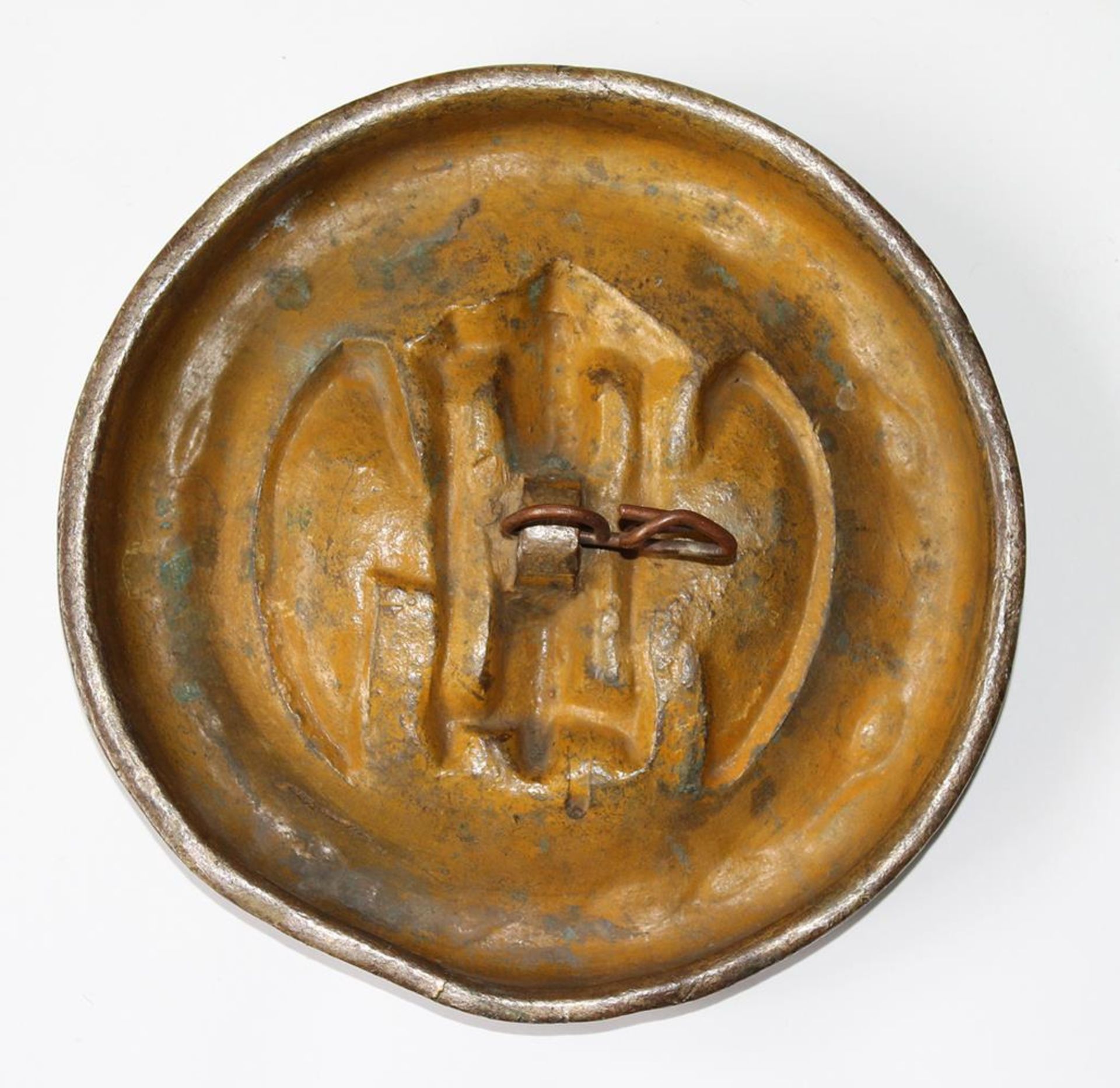 Sanduhr mit Flügeln.Bronzetafel mit Reliefdekor. Zentral dargestellt die Sanduhr, das geflügelte - Bild 2 aus 2