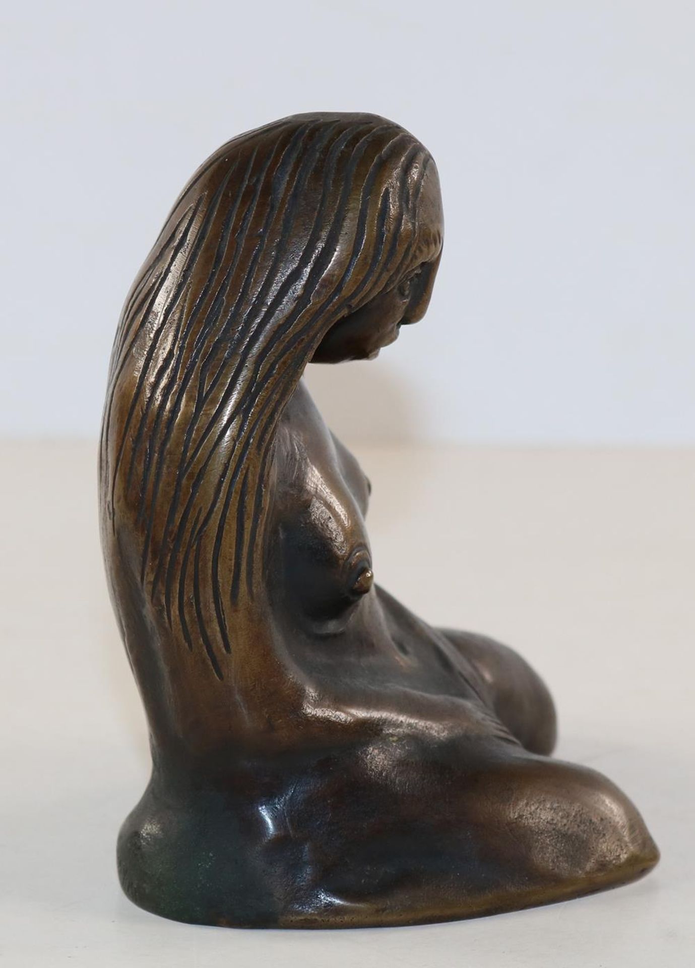 Nolde, Emil(1867 Buhrkall - Seebüll 1956). Hockende Frau. Bronze mit brauner Patina, um 1920/1971. - Image 3 of 5