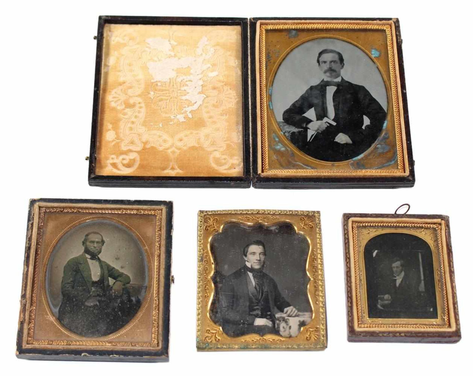 Konvolutvon von 4 Männer- und 1 Frauenportrait. 4 Ambrotypien (2 ankolor.) u. 1 Daguerreotypie, - Bild 2 aus 3