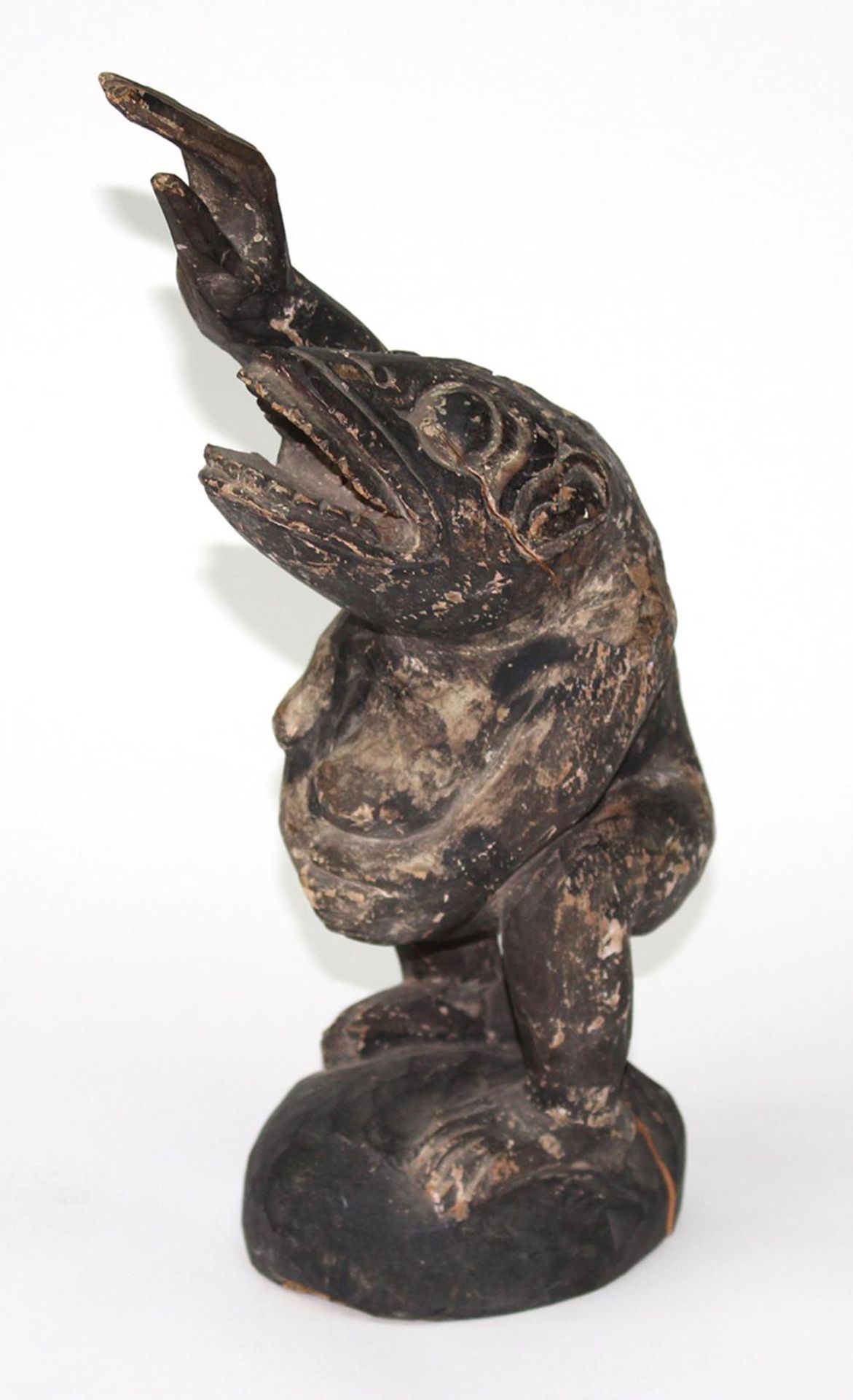 Holzschnitzerei, Kröte.Karikative Darstellung einer stehenden, trächtigen Kröte mit erhobenem