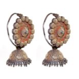 Ohrhänger Indien, Paar,o. vord. Orient. Große Ohrhänger mit rundem Kopf. Rundum 14 Blumen des
