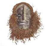 Maske IturiMaske Ituri Region, Kongo. Flache, ovoide Maske. Gesicht mit punktuellem DekMask