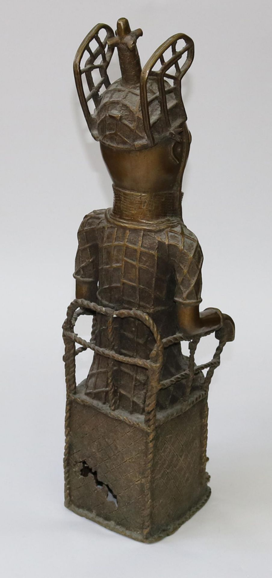 Benin sitzender ObaBenin sitzender Oba (König) im Thron. Bekrönter Oba mit Halsreif.Benin - Bild 2 aus 2