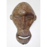 Maske der HembaMaske der Hemba 'Soko Mutu' Kongo Affenmaske, helles Holz. SchnabelförmMask