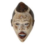 Maske der PunuMaske der Punu Gabun. Typische Formgebung der Punumaske. Nach vorne, hochMask