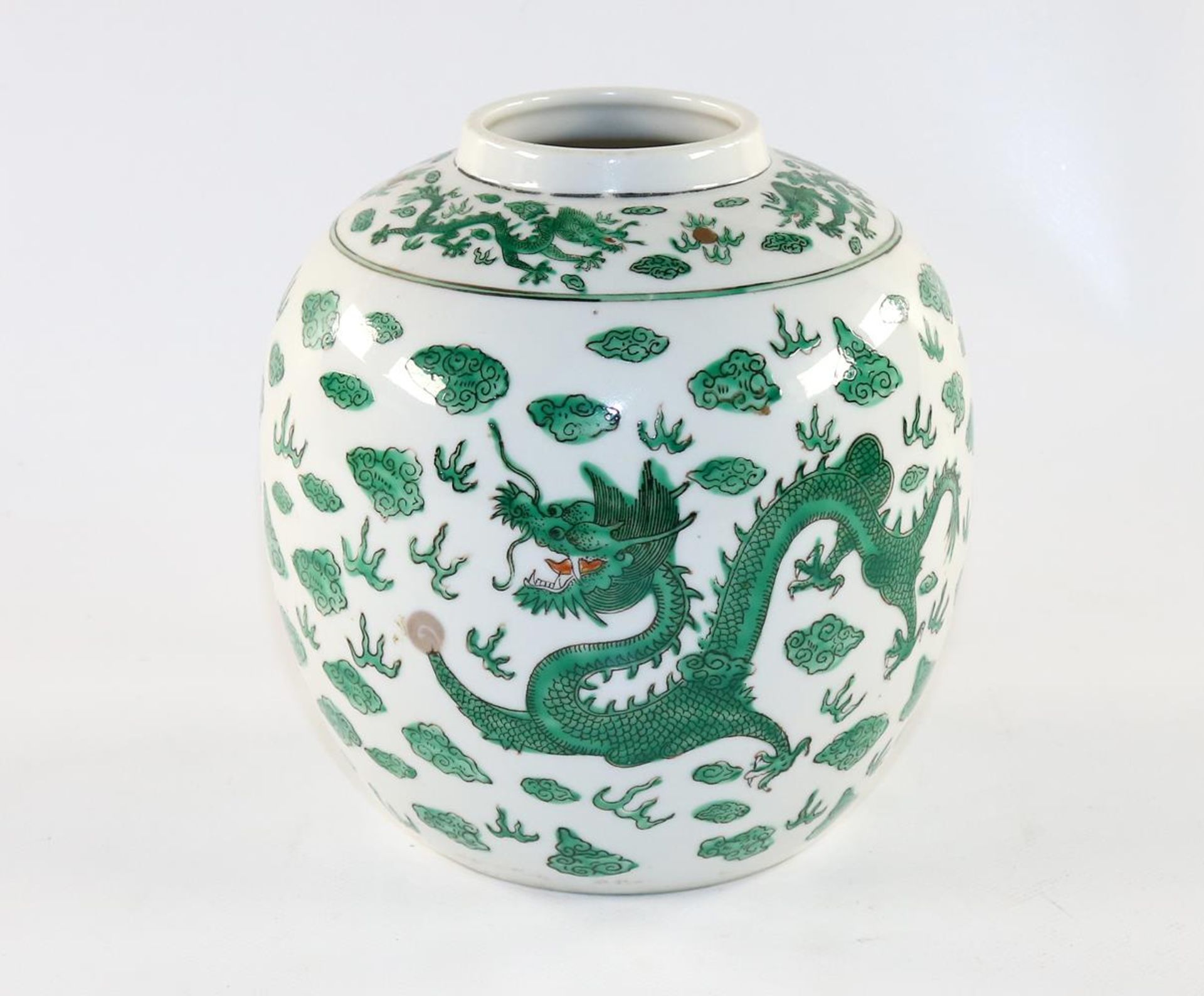 China Vase mit WolkendrachenChina Vase mit Wolkendrachen Wohl um 1900. Bauchige Vase miChin - Bild 2 aus 3