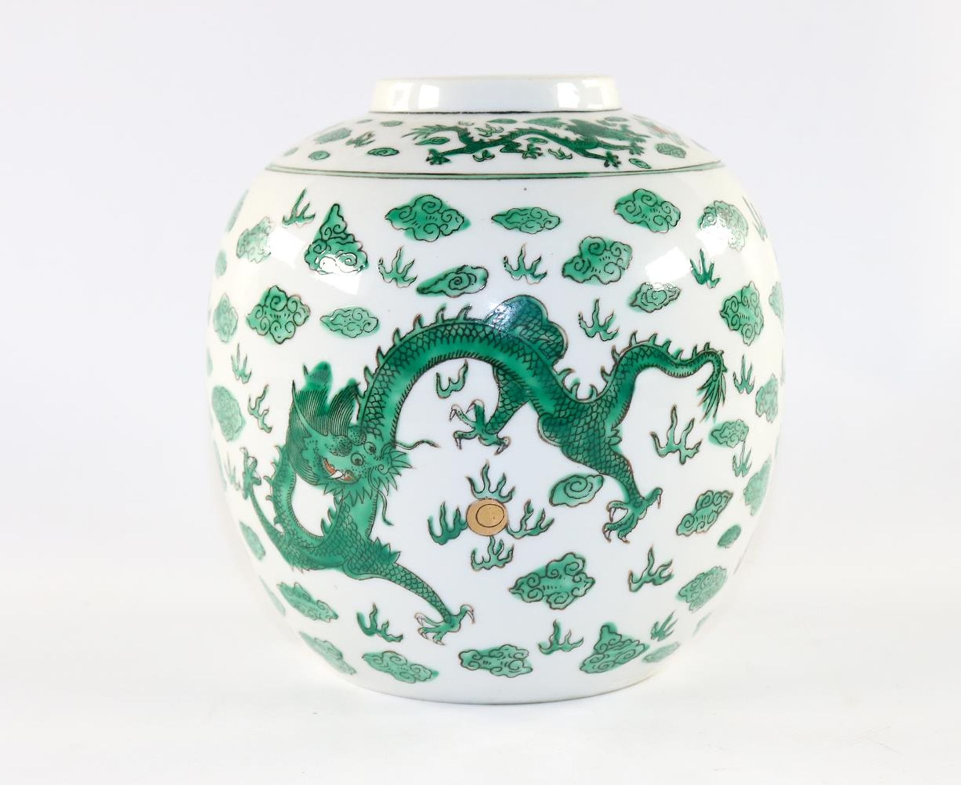 China Vase mit WolkendrachenChina Vase mit Wolkendrachen Wohl um 1900. Bauchige Vase miChin