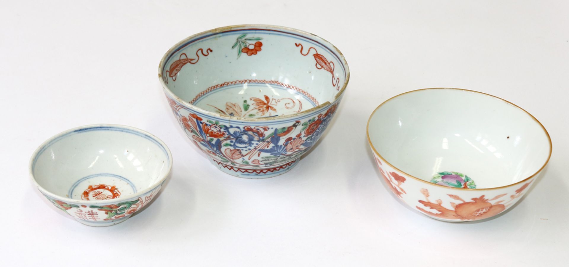 China 3 BowlsChina 3 Bowls 18. u. 19.Jh. Großer Bowl, 7,5 x 14,5 cm. Reicher Dekor inChina