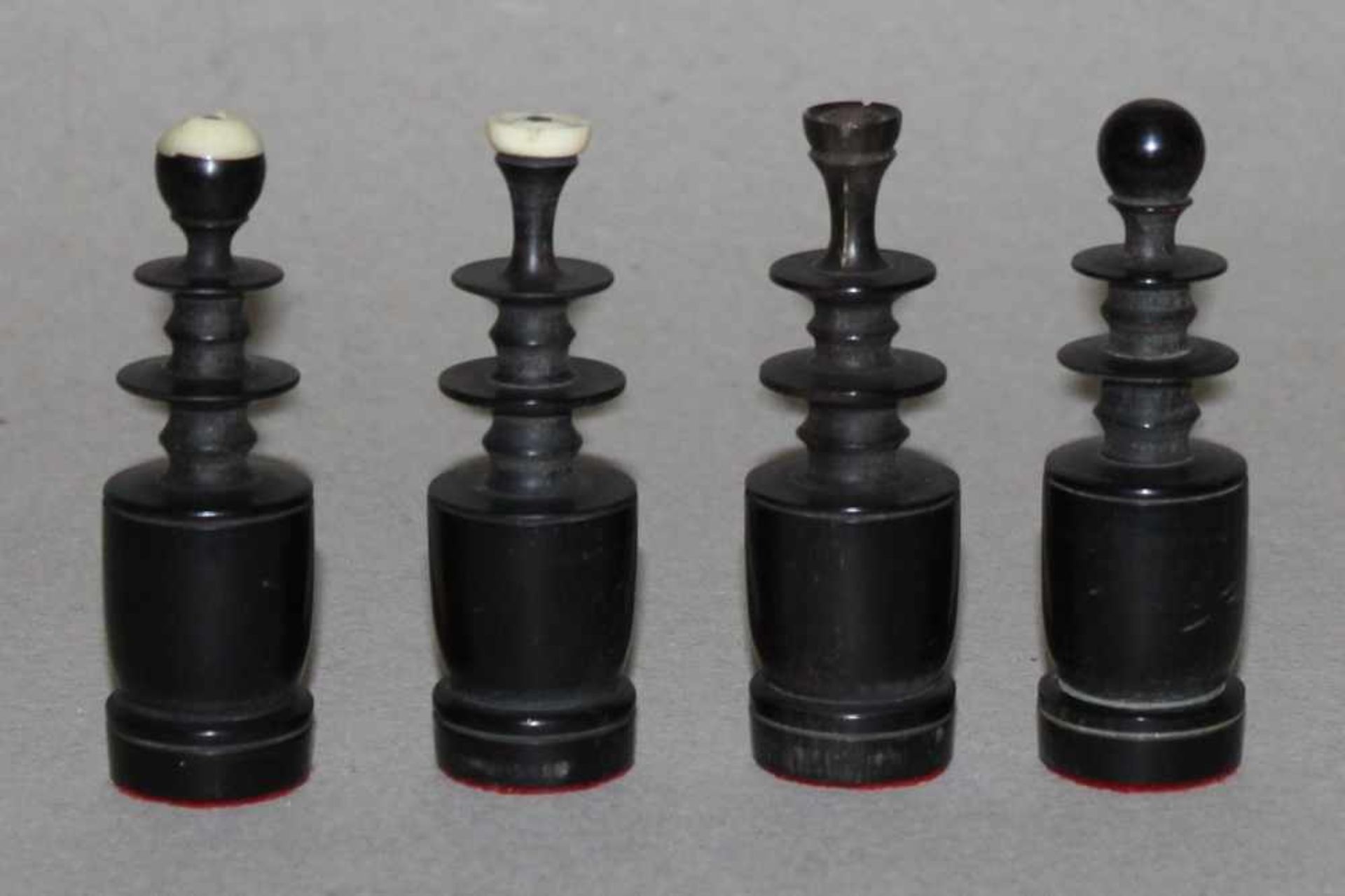 Asien. Vietnam. Schachfiguren aus Hornmit Spielkasten aus Holz. Spielfiguren in schwarz, eine Partei