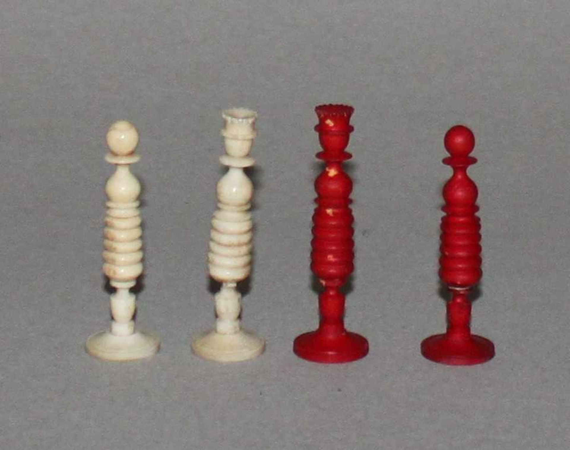 Europa. England. "Washington" - Schachfiguren aus Bein.Eine Partei in rot, die andere naturfarben.