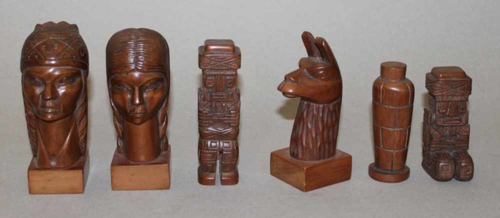Amerika. Südamerika. Schachfiguren aus Holzim modernen Stil nach traditionellen Motiven und - Bild 2 aus 4