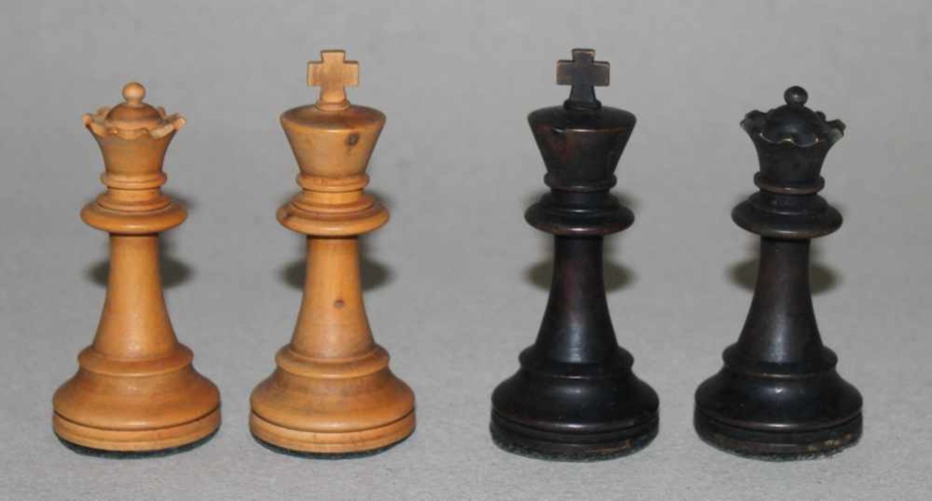 Europa. Schachfiguren aus Holz,in Anlehnung an den Staunton - Stil mit Schachbrett aus Holz. Eine