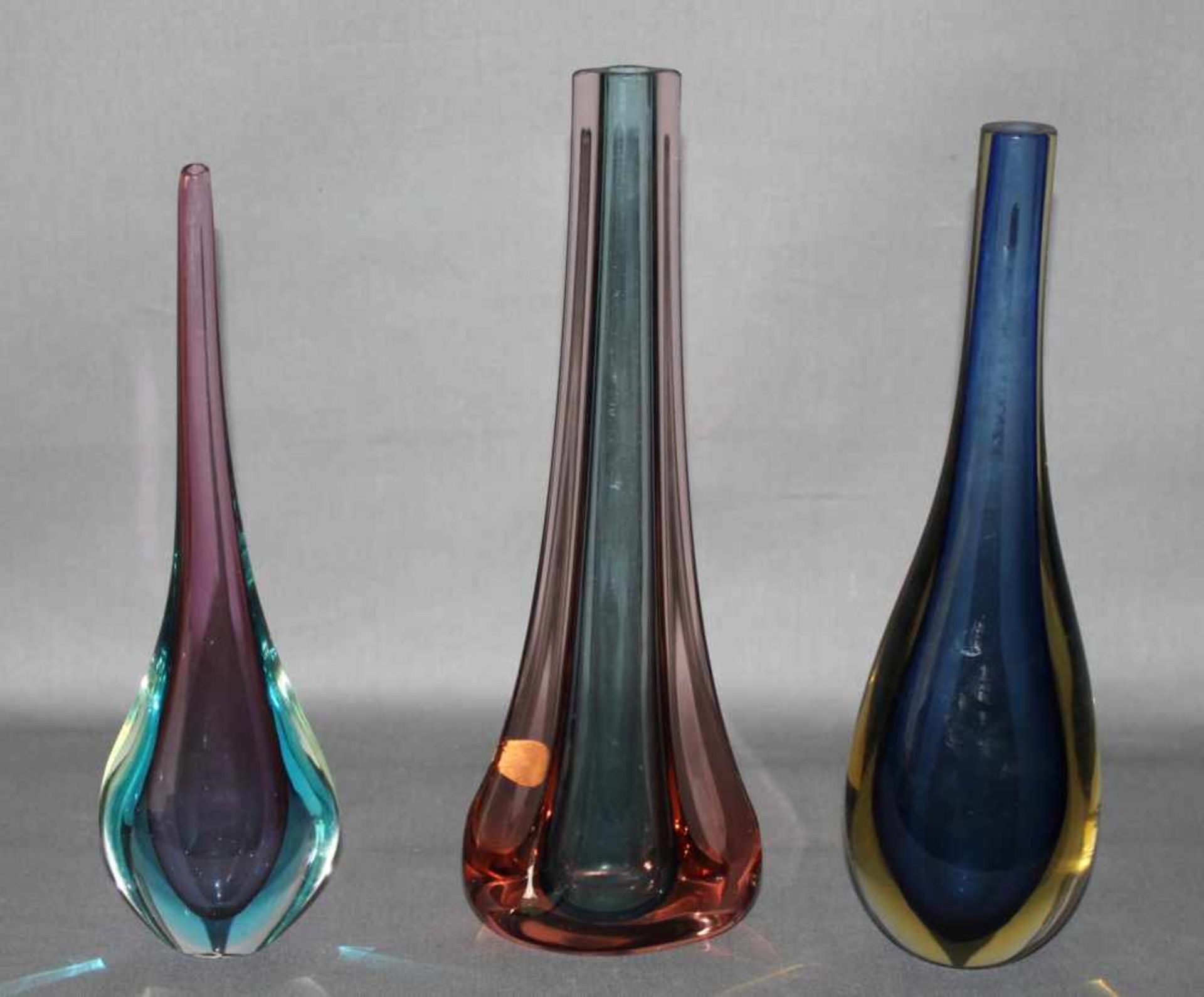 Glas. Italien. Murano.Drei in Form und Farbe unterschiedliche Vasen. Überfangtechnik. Verschiedene